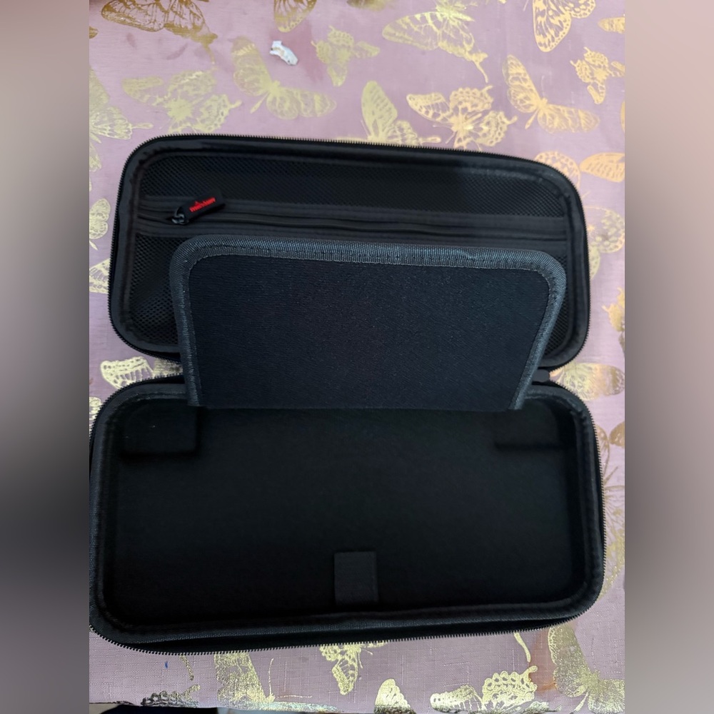 NWOT nintendo switch 2 travel case and screen protectors - Picture 3 of 4